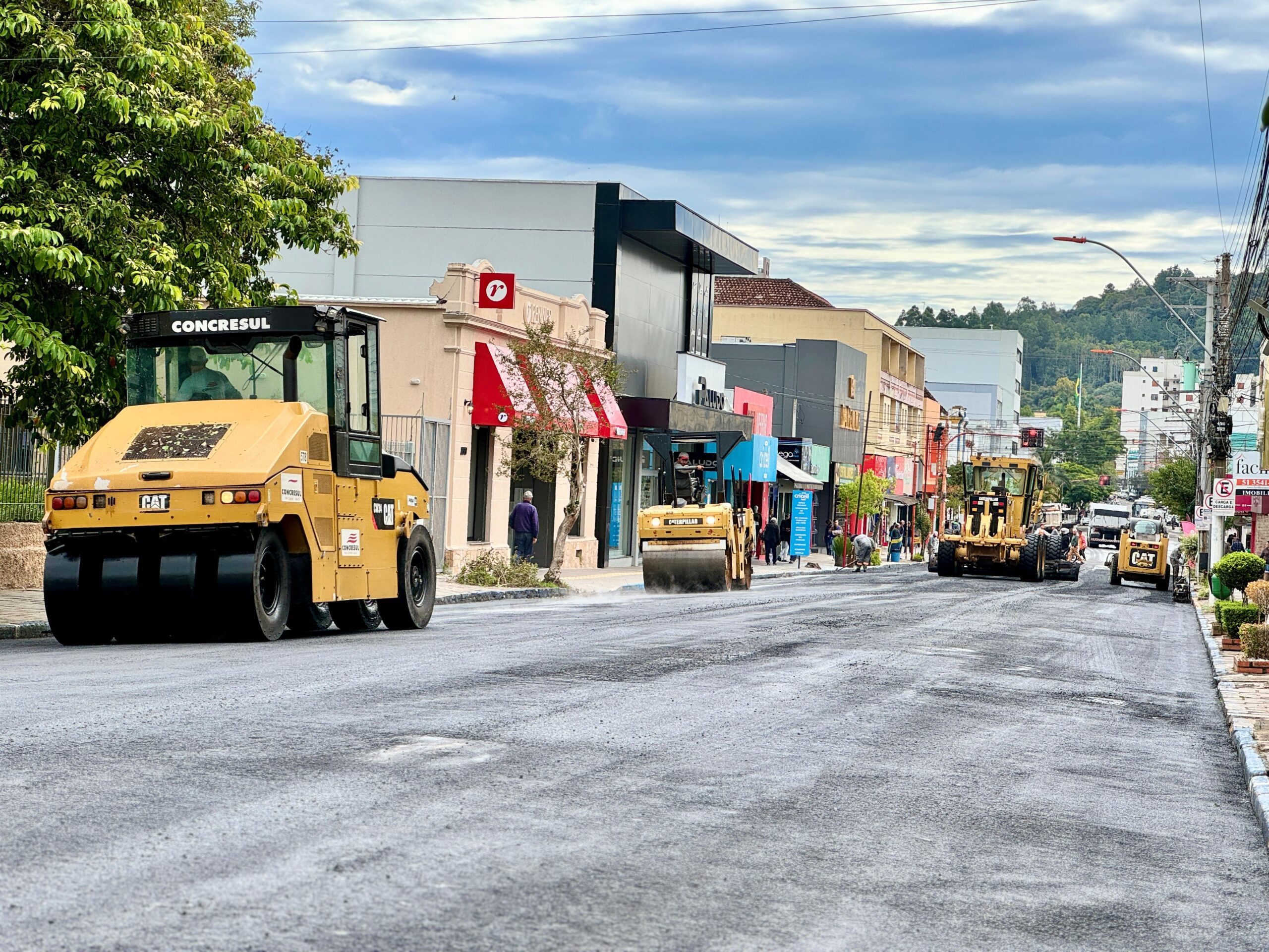 Rua Júlio de Castilhos recebe novo asfalto nesta quinta (25) e sexta-feira (26)