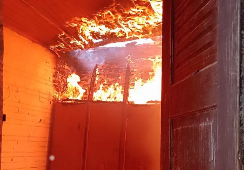 Bombeiros Voluntários de Igrejinha são acionados para combater incêndio em residência