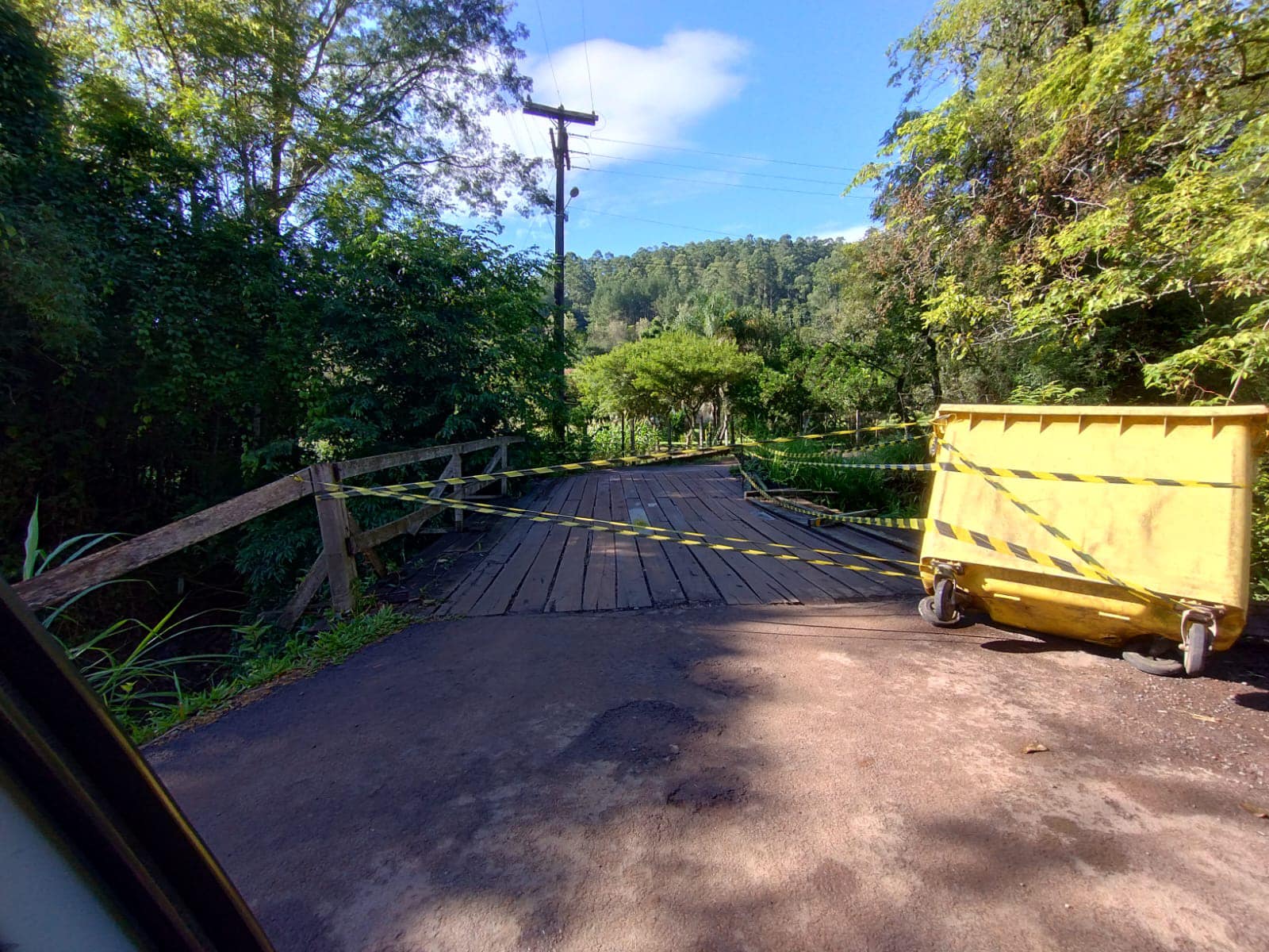 Danos provocam interdição em ponte de madeira no limite entre Três Coroas e Gramado