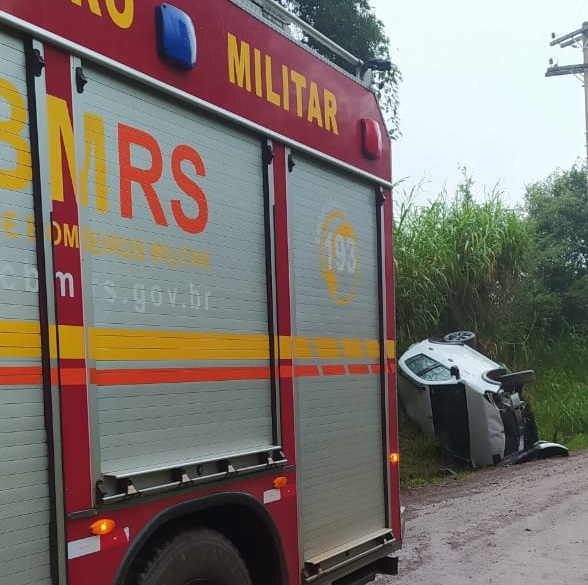 Capotamento de veículo é registrado no interior de Taquara