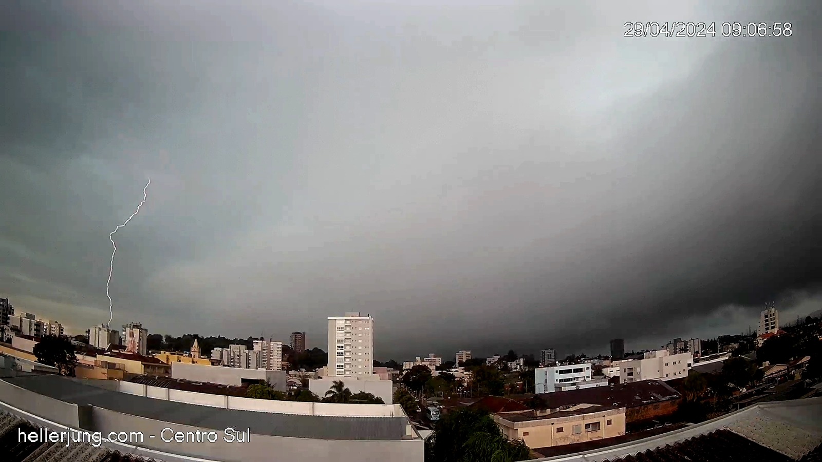 Observatório de Taquara registra raio que pode ter causado incêndio em residência - veja vídeo