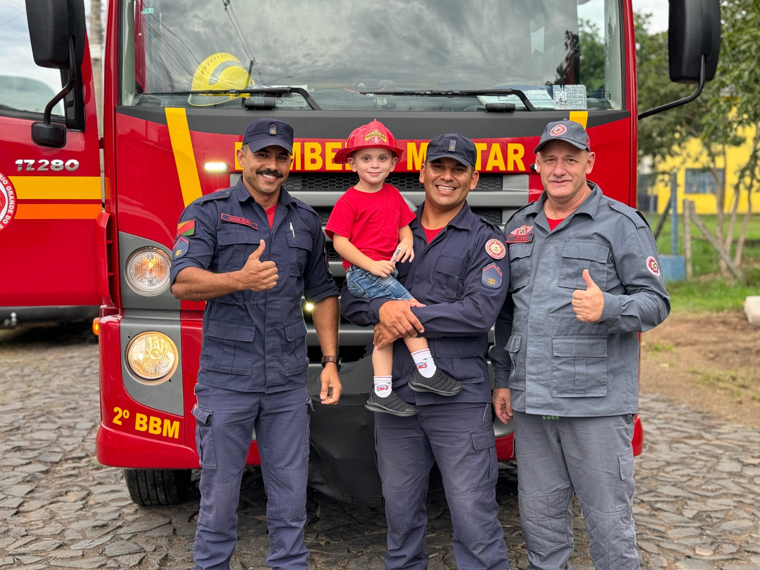 Menino de três anos recebe visita dos bombeiros de Parobé em sua festa de aniversário - veja vídeo