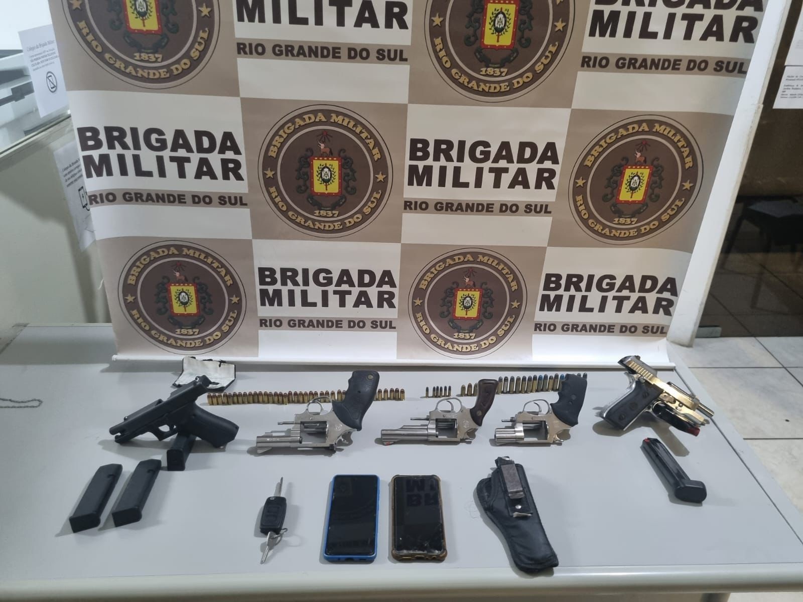 Brigada Militar de Parobé prende homem com cinco armas de fogo dentro do seu veículo
