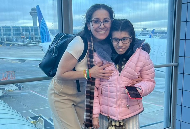 Dudinha retorna ao Brasil após tratamento nos Estados Unidos e curada das sequelas da Síndrome de Cornélia de Lange