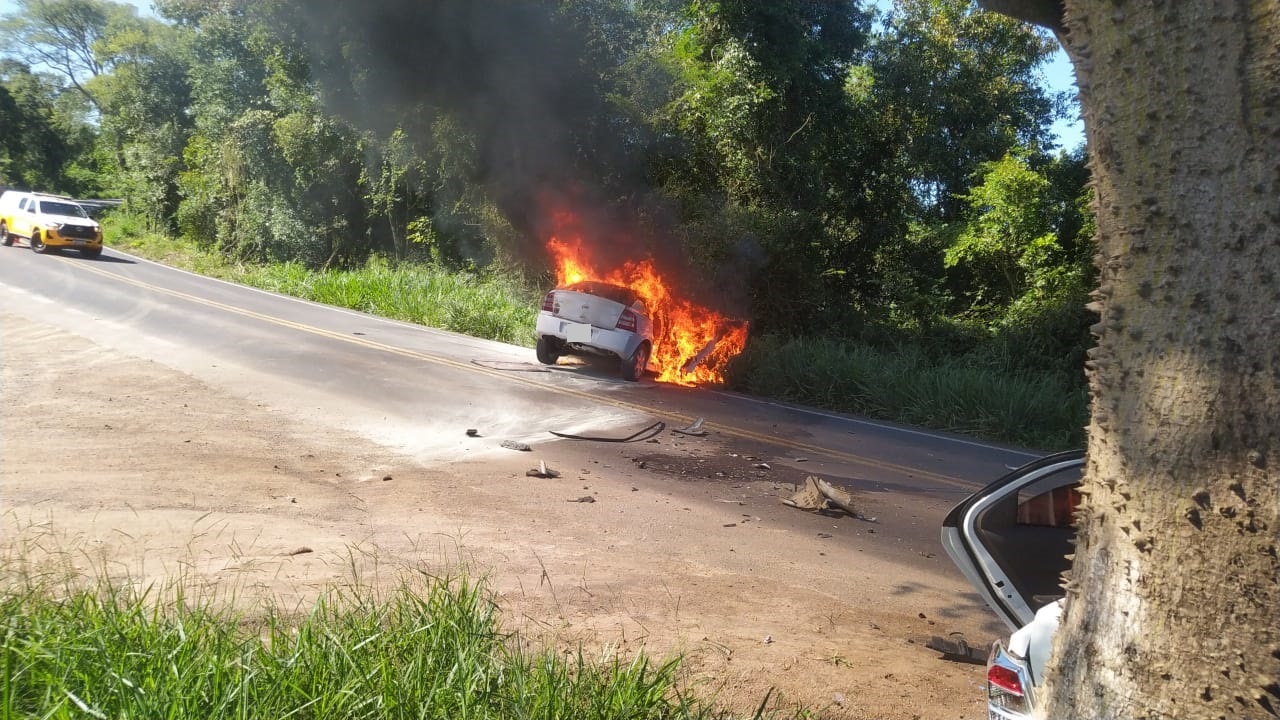 Veículo incendeia logo após se envolver em colisão frontal na ERS-020 em Taquara