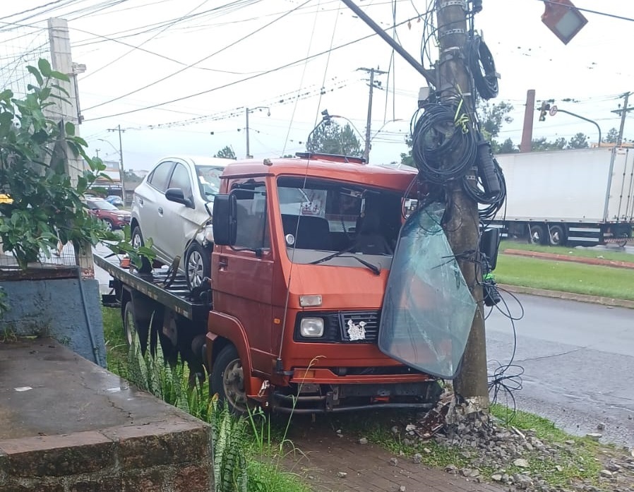 Caminhão guincho transportando dois automóveis colide contra poste na ERS-020 em Taquara