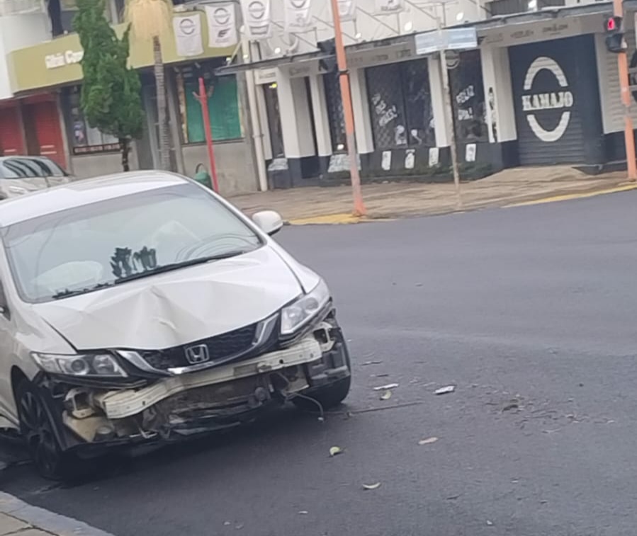 Mulher fica ferida após colisão entre carro e moto no centro em Taquara