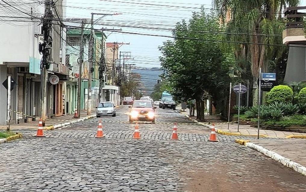 Trecho da rua Pinheiro Machado tem trânsito interrompido em Taquara