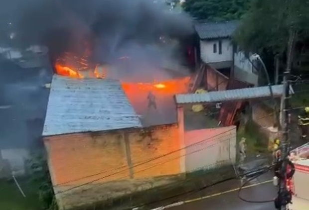 Bombeiros de três cidades combatem incêndio em depósito no Centro de Igrejinha - veja vídeos
