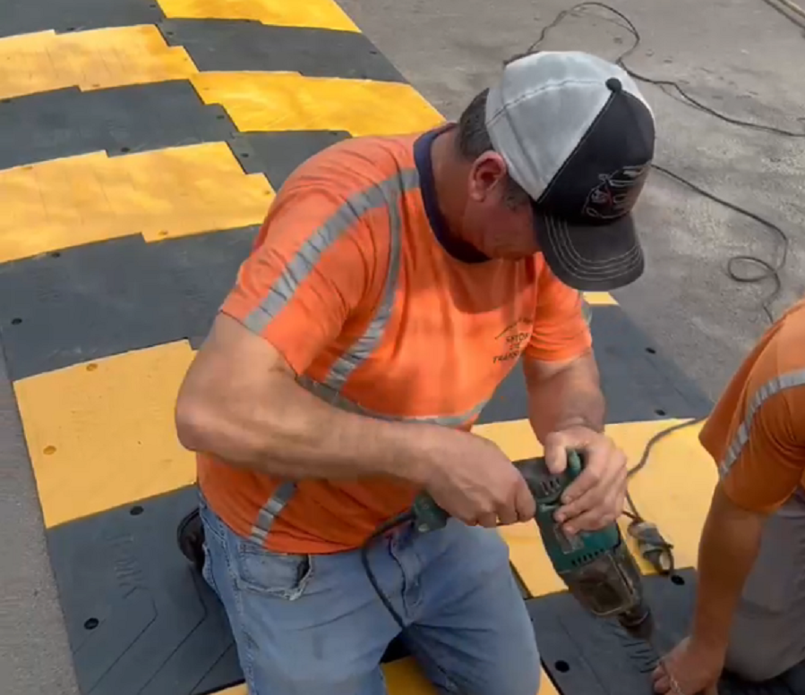 Igrejinha instala novo tipo de 'quebra-molas' em material especial e removível