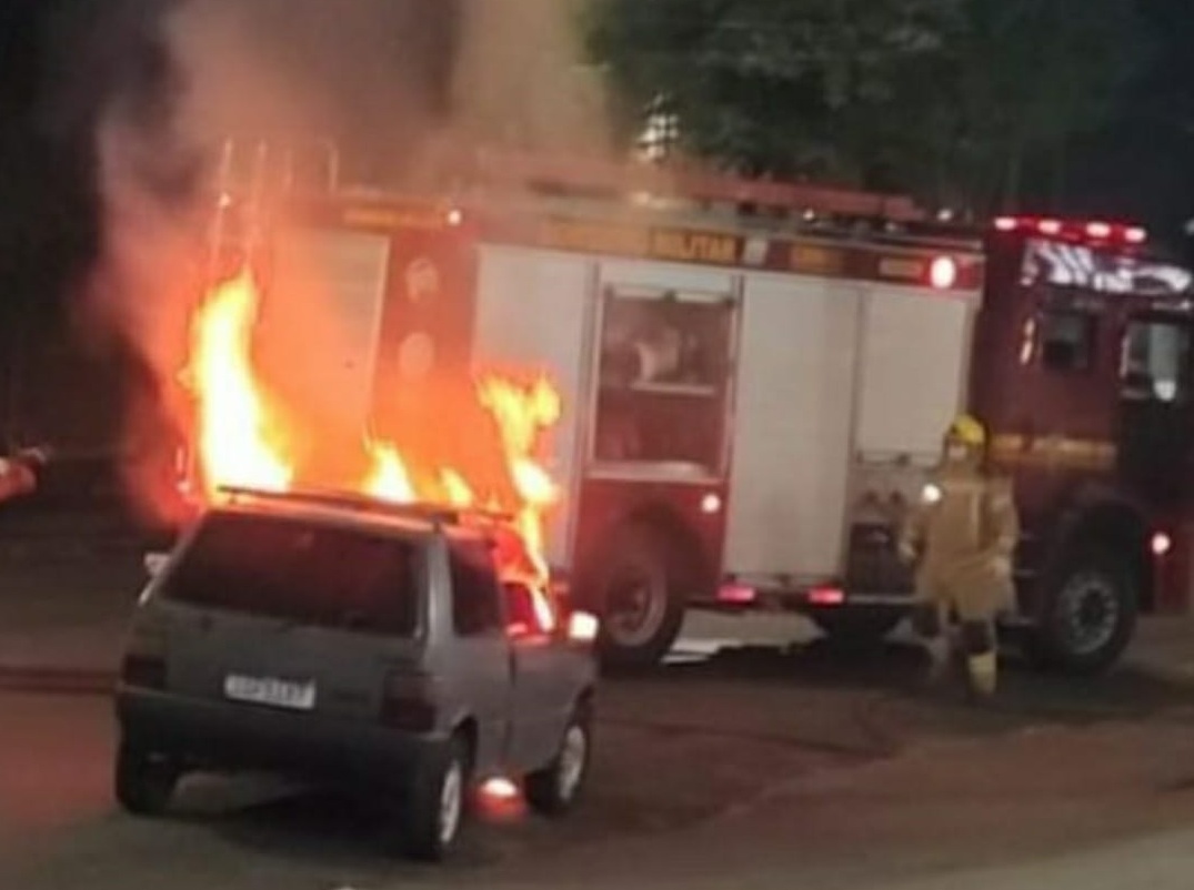 Veículo pega fogo ao lado de posto de combustível em Parobé