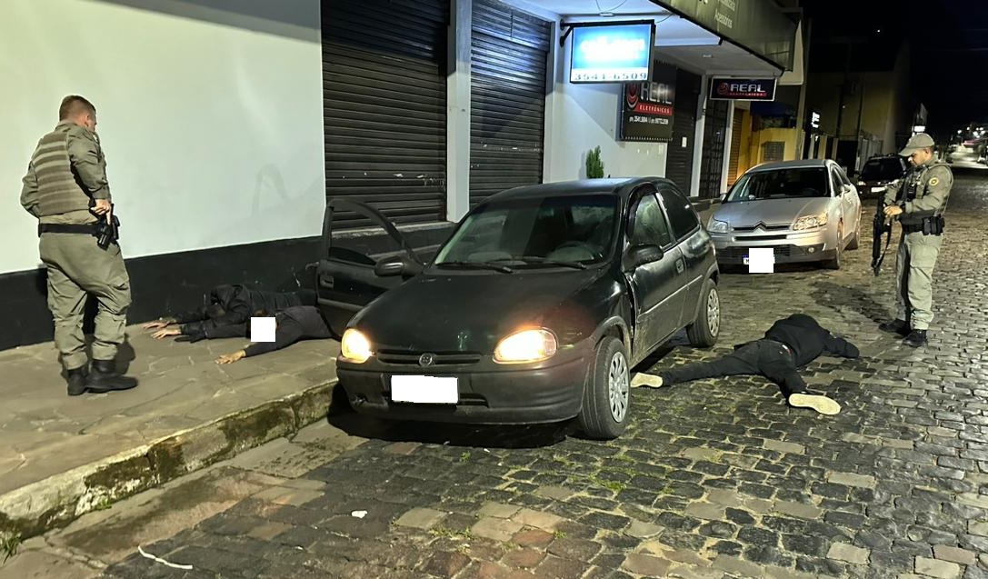 Em rápida ação da BM, indivíduos são presos após tentativa de furto em loja do Centro em Taquara