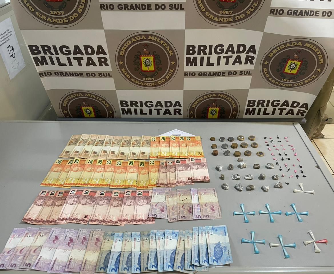 Brigada Militar de Taquara prende dois jovens por tráfico de drogas