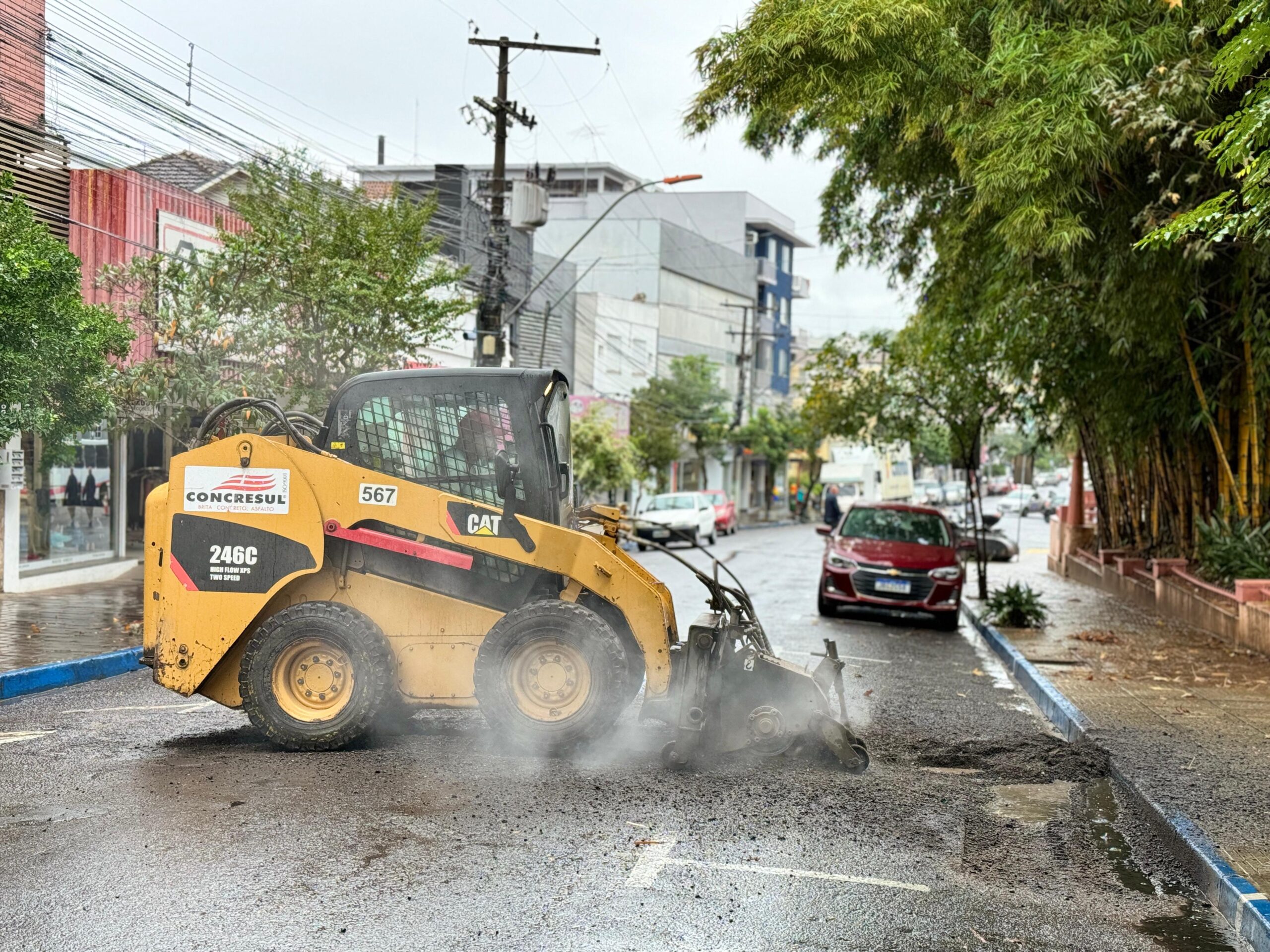 Rua Júlio de Castilhos recebe nova manta asfáltica em Taquara