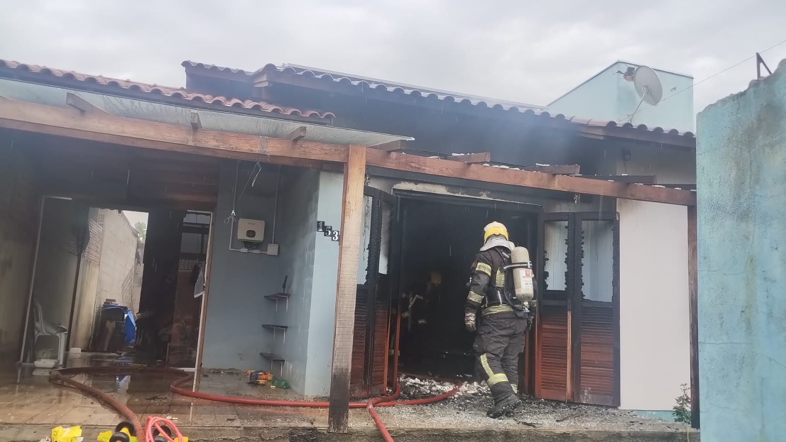 Queda de raio pode ter provocado incêndio em residência em Taquara