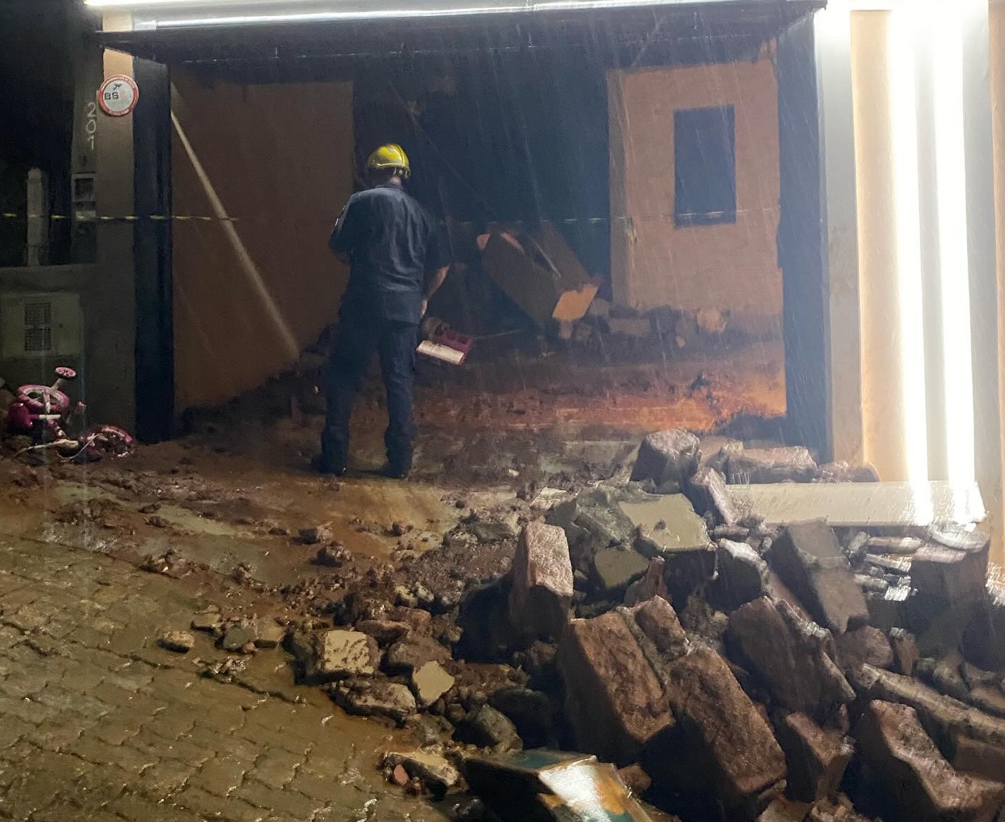 Parede de casa desaba e residências vizinhas precisam ser isoladas em Parobé