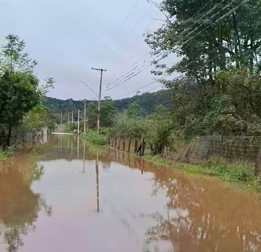 Ilhado na enchente, morador do interior de Taquara sofre acidente doméstico e vizinhos fazem resgate em trator