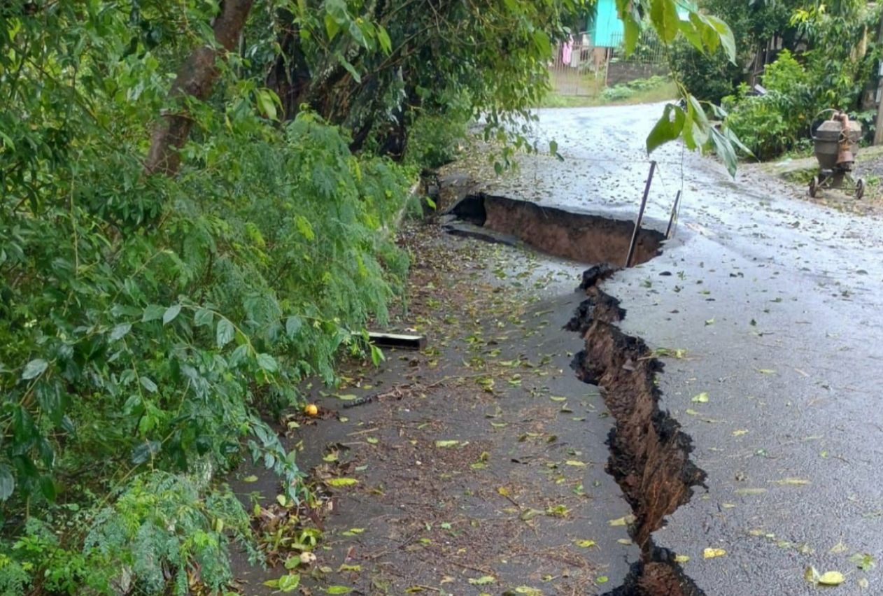 Duas residências são interditadas por risco de deslizamento de rua no bairro Planaza em Parobé