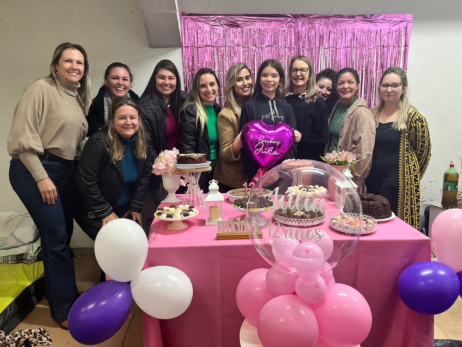 Ex-moradora de Parobé e amigas realizam festa surpresa para menina atingida pela enchente em Campo Bom