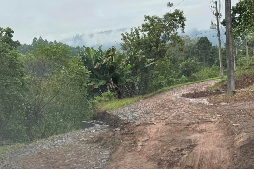 Moradores questionam sobre conserto na rua do Centro Budista; prefeito de Três Coroas aguarda parecer de geólogo