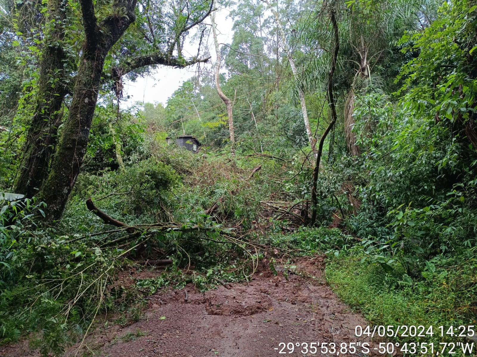 Enchentes causam deslizamentos e interditam estradas no interior de Taquara