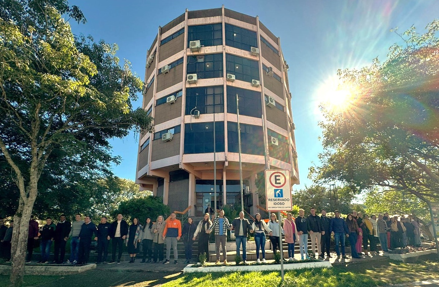 Abraço coletivo marca ação da Semana de Prevenção à Violência contra Crianças em Parobé