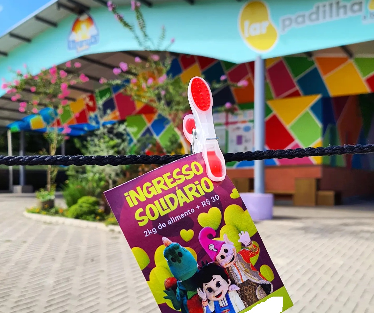 Lar Padilha é ponto de troca da 2ª Campanha Ingresso Solidário Parque Terra Mágica Florybal