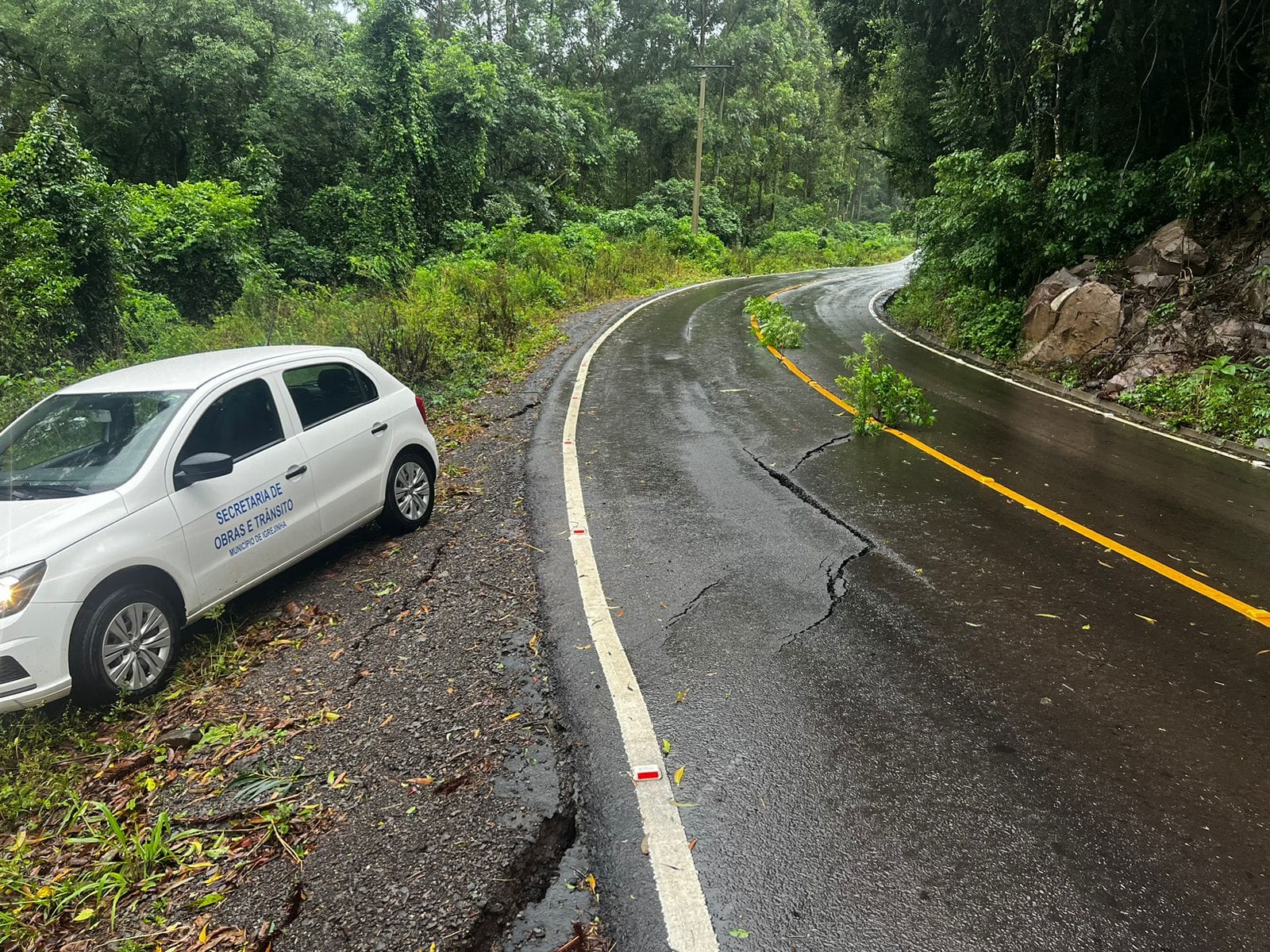 Volume de água da chuva causa rachadura na pista em via pública de Igrejinha