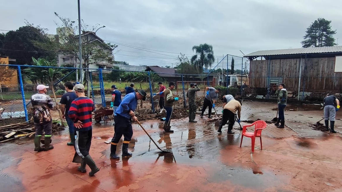 Municípios de Santa Catarina têm colaborado na limpeza e reconstrução de Três Coroas