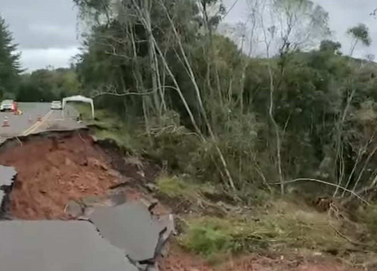 Após desmoronamento, ERS-115 tem trânsito em uma das pistas em Três Coroas