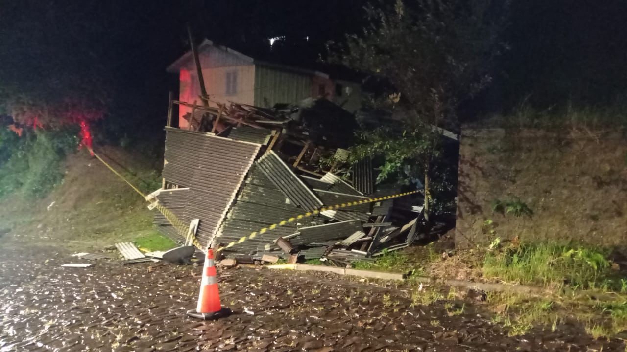 Casa desaba em Igrejinha e morador é resgatado pelo Corpo de Bombeiros Voluntários