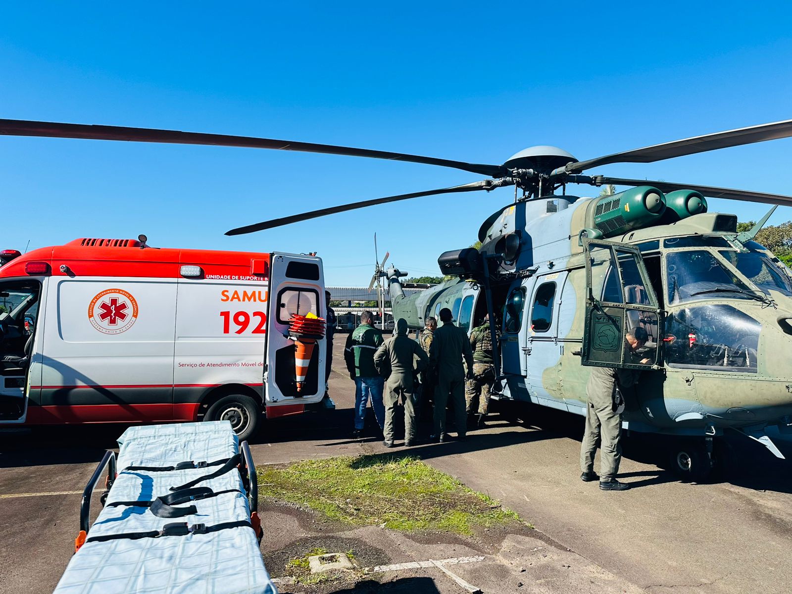Equipes do Samu e da Força Aérea realizam transporte de paciente grave até o hospital Parobé