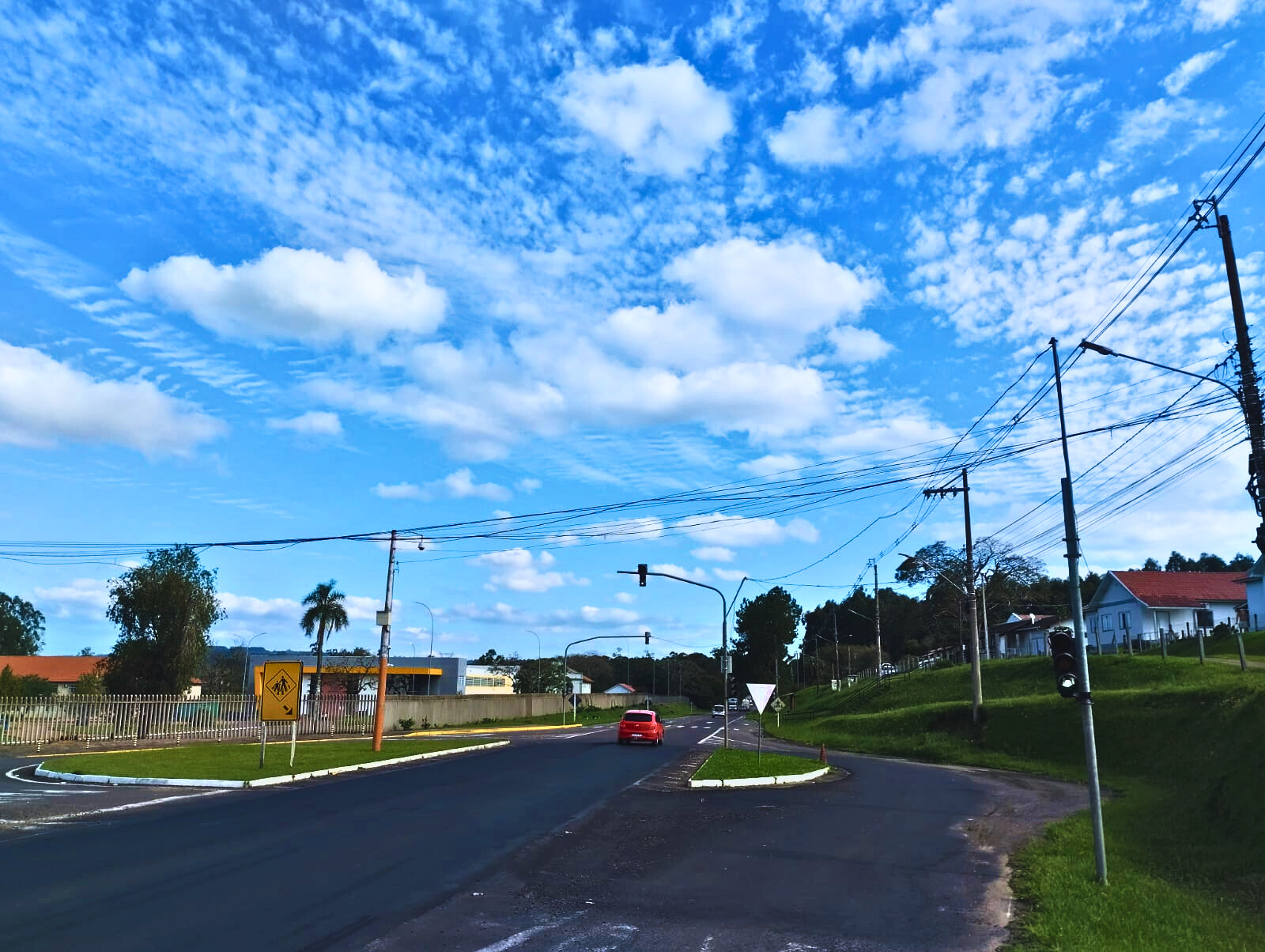 Fluxo intenso na ERS-020 resulta em mudança de sinalização na frente do IACS em Taquara