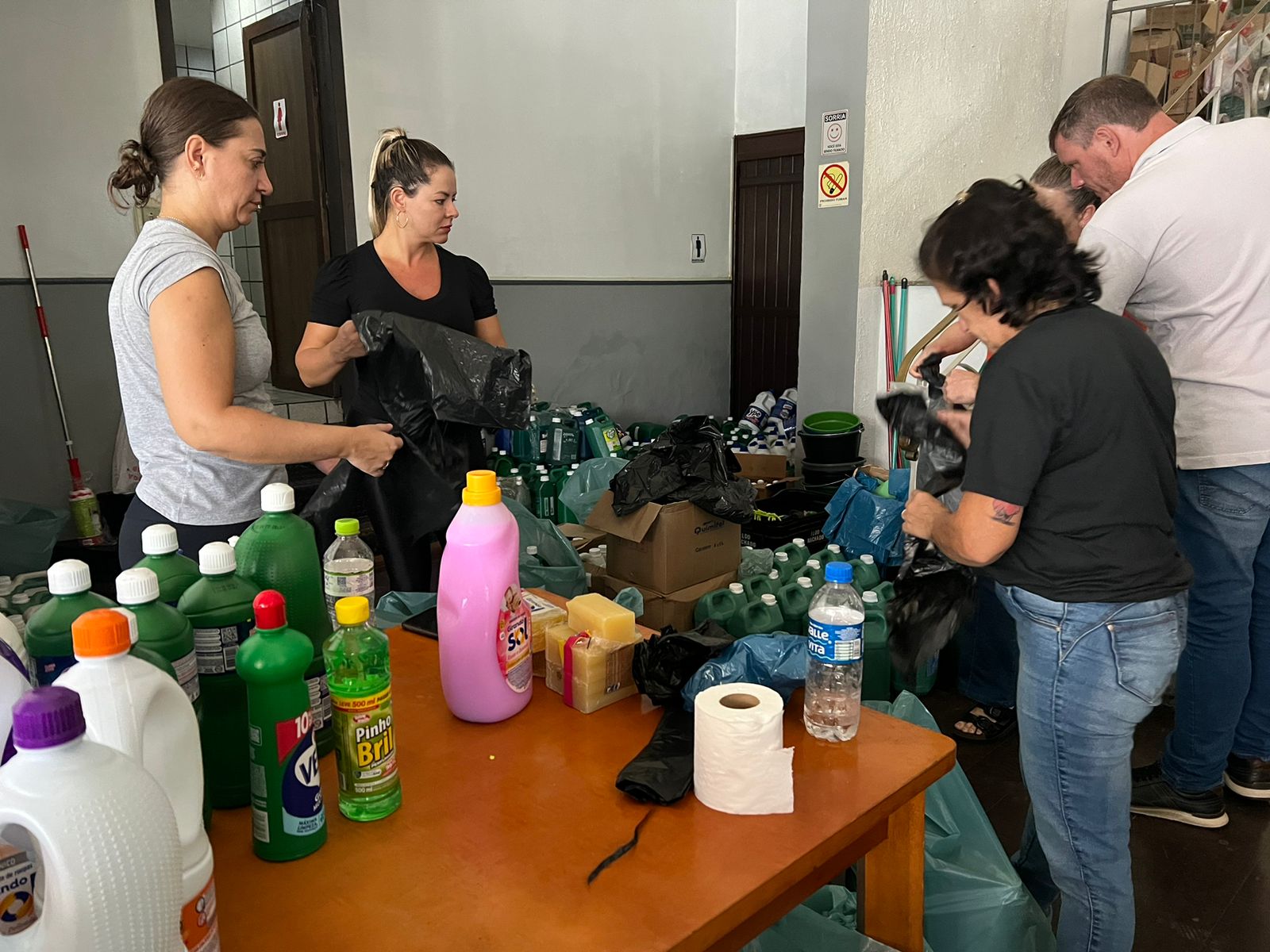 Prefeitura de Taquara solicita ajuda de voluntários para organização de kits no Clube Comercial  