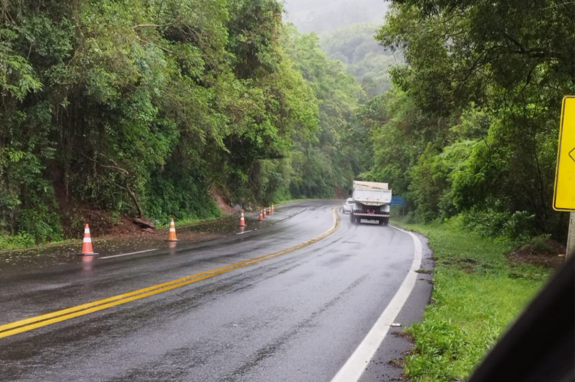 ERS-115 tem trânsito liberado após queda de barreira em Três Coroas