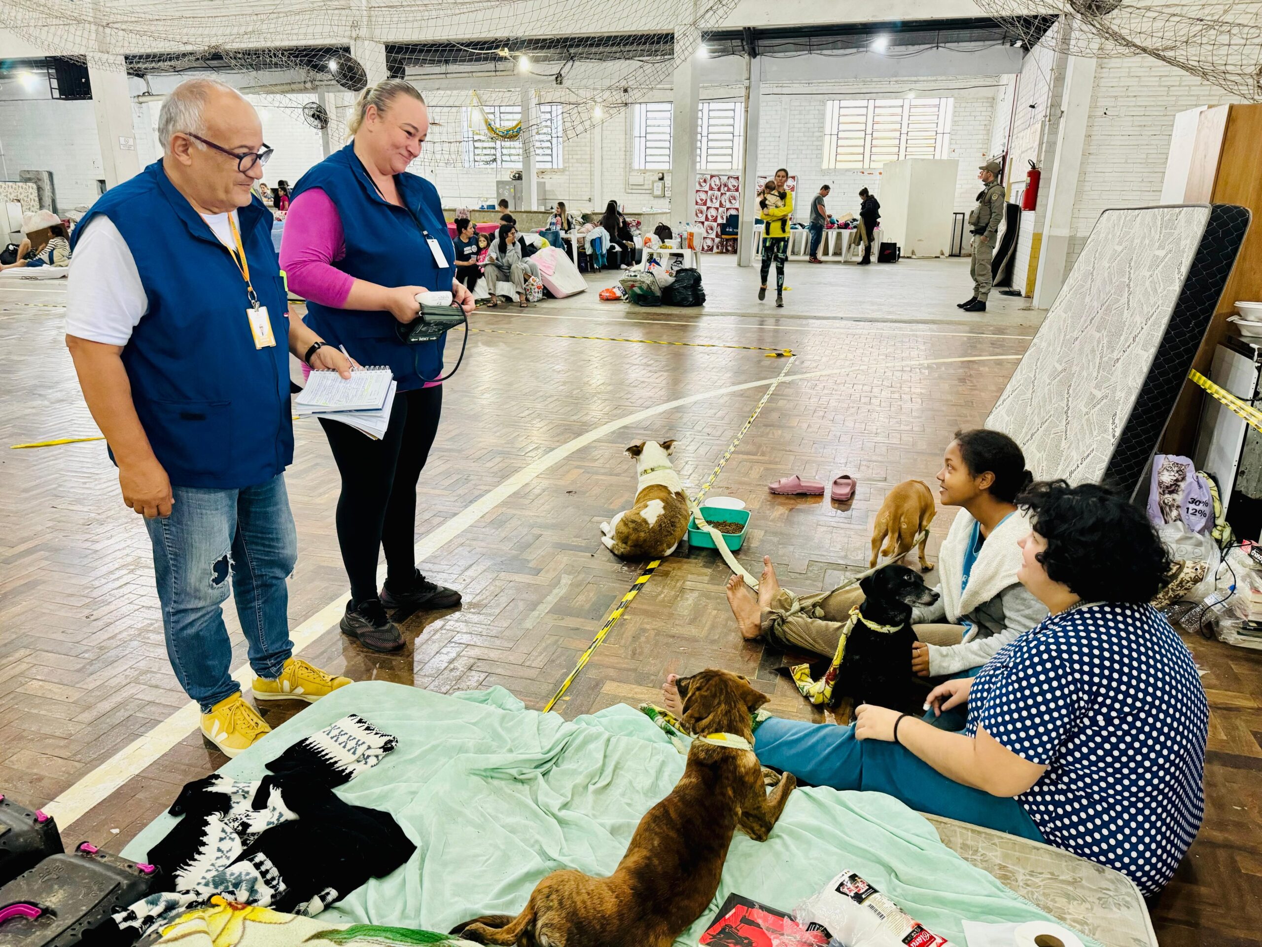 Equipes de saúde atendem a comunidade que está abrigada em Taquara 