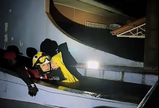 Bombeiros Voluntários de Parobé resgatam bebê de casa quase submersa pelas águas em São Leopoldo