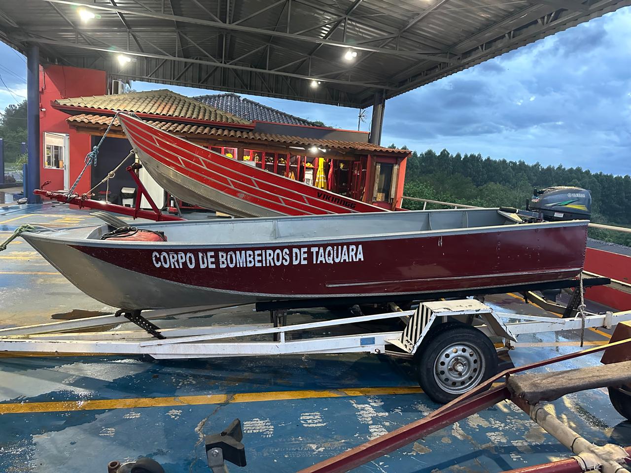 Barco do Corpo de Bombeiros que virou durante salvamentos é furtado no interior de Taquara
