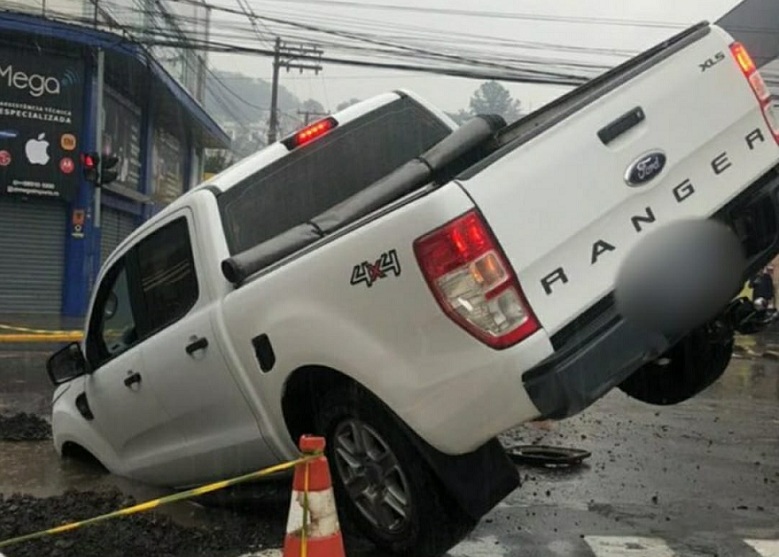 Caminhonete cai em buraco de obra da Corsan no centro em Parobé