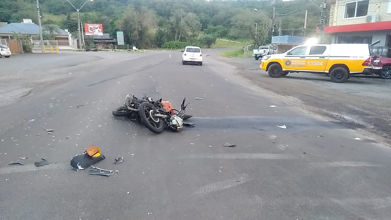Homem morre após colisão entre moto e caminhão na ERS-020 em Taquara