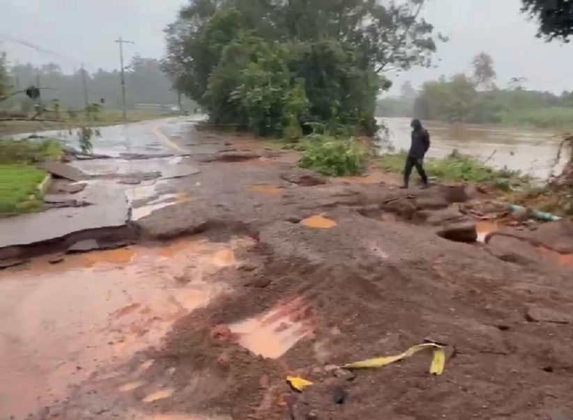 Asfalto é arrancado pela força da água ao lado da 'Ponte Velha' em Parobé; assista o vídeo