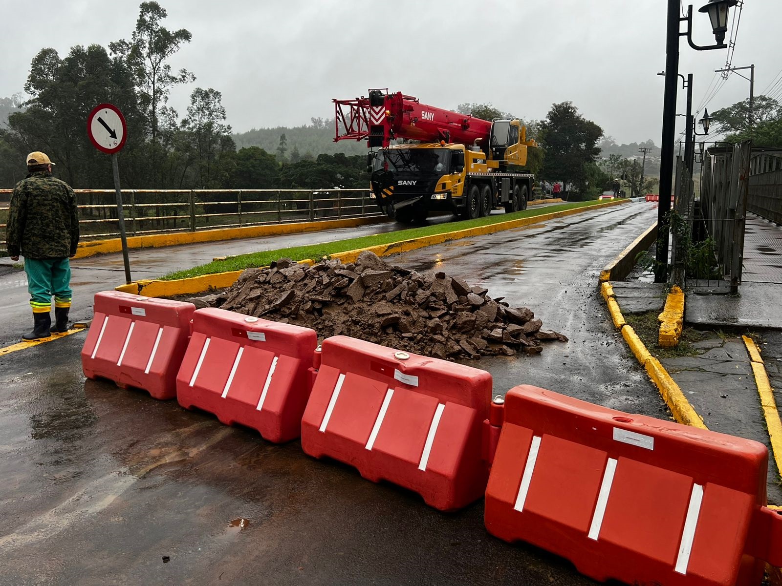 Ponte da Morada Verde em Igrejinha segue bloqueada em uma das vias
