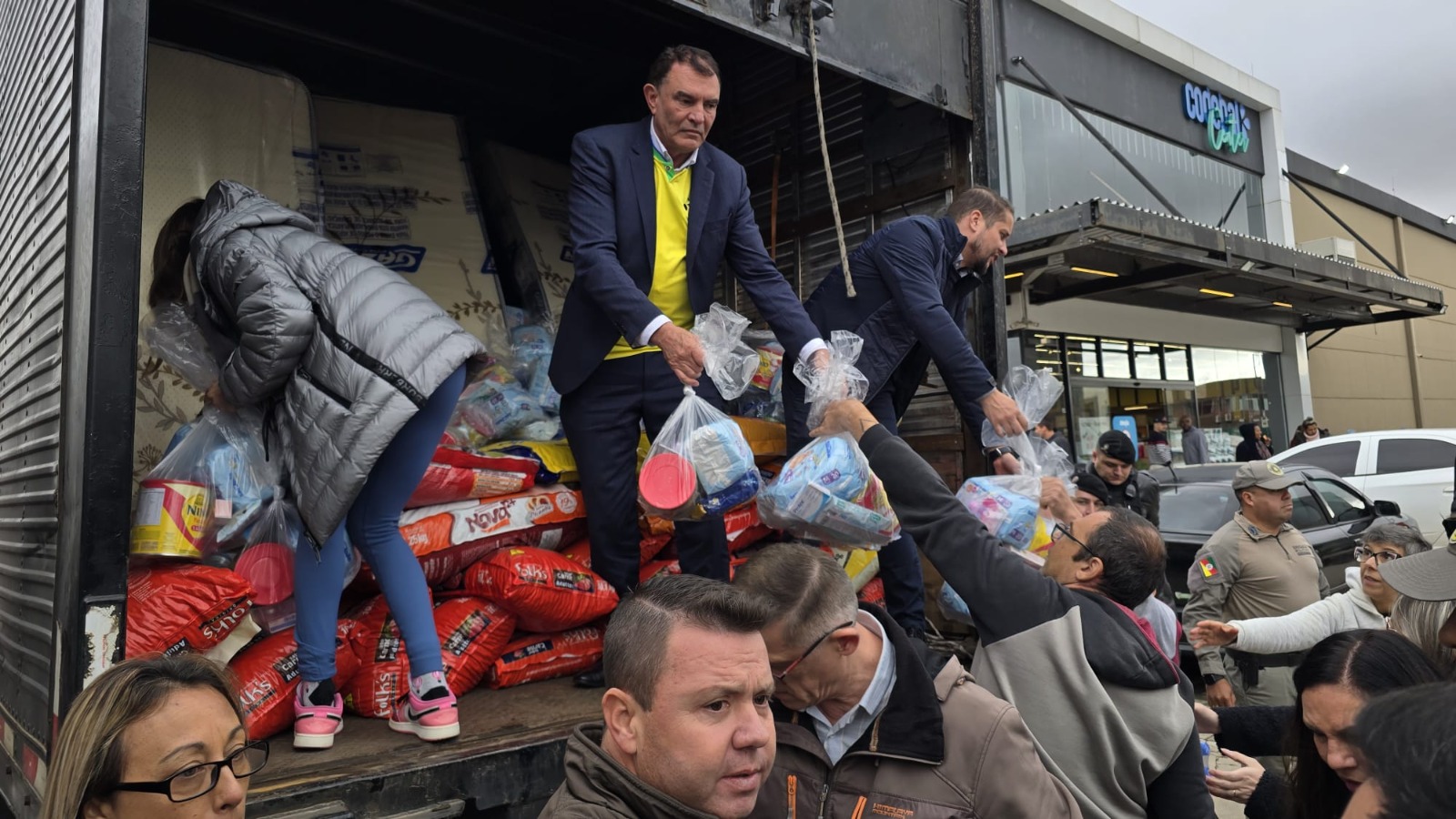 Doações arrecadadas pela Rede de Farmácias São João e apoiadores são entregues à comunidade