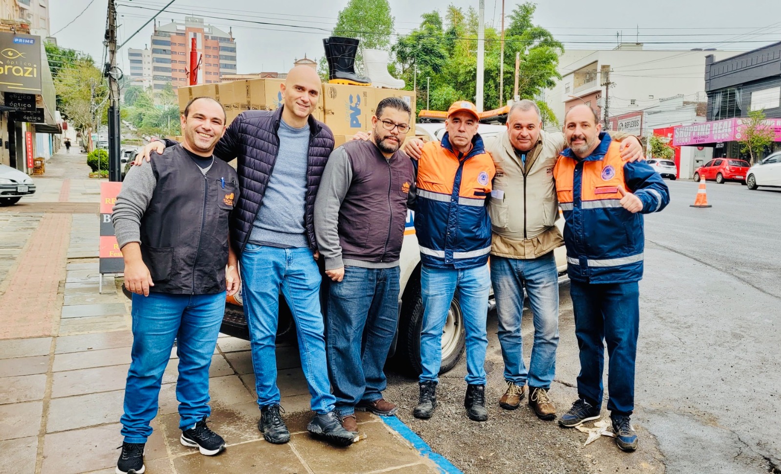 Taquara doa mais de 200 pares de botas de borracha ao município de Canoas