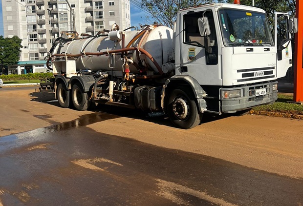 Equipes de limpeza e recolhimento de entulhos se dividem entre diversos pontos de Igrejinha