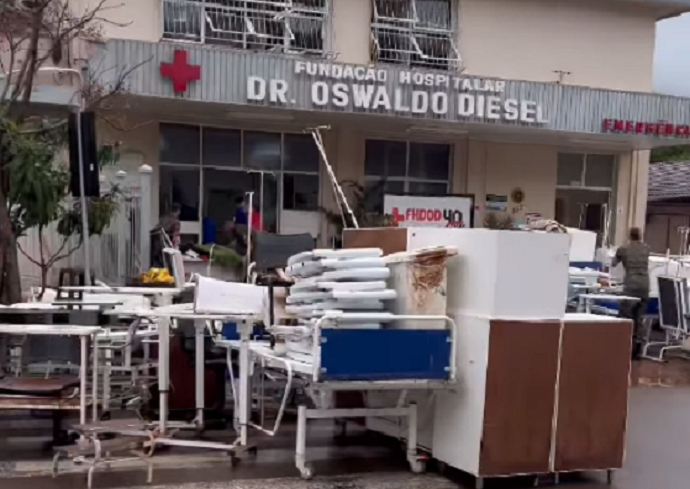 Hospital de Três Coroas está com equipamentos na rua e pede ajuda para limpeza
