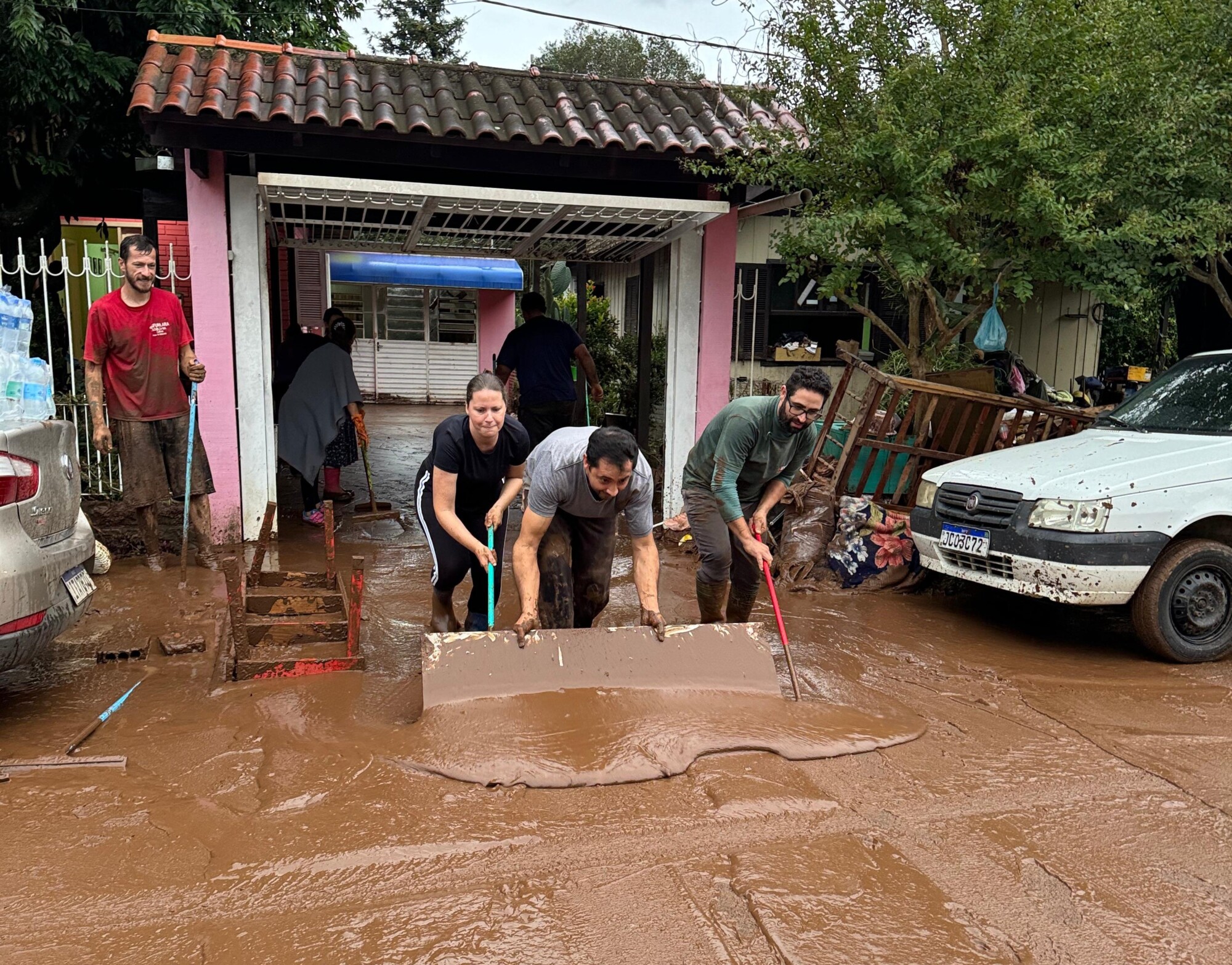 Grupo SOS Chuvas doou quase mil cestas básicas e mobiliou 170 casas atingidas pela enchente