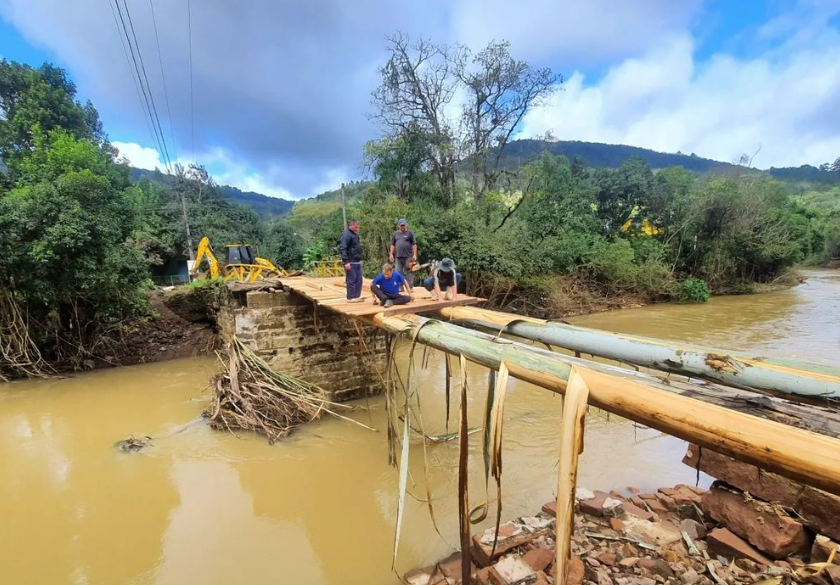 Mais uma ponte é reconstruída com apoio da comunidade de Padilha no interior de Taquara