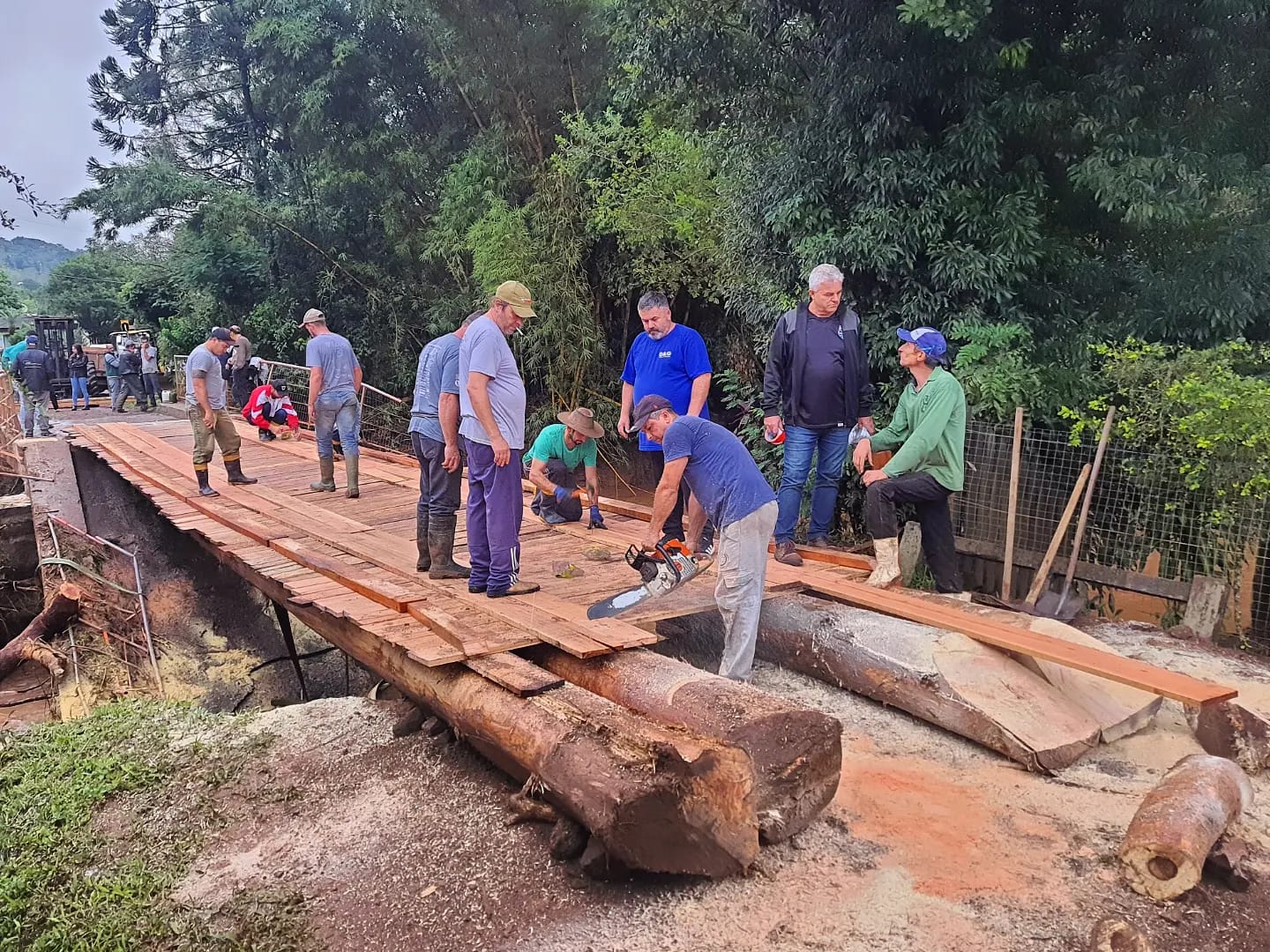 Moradores se unem e reconstroem ponte no interior de Taquara