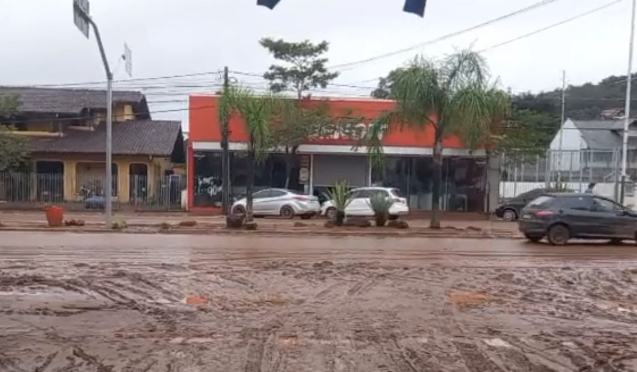 Prefeitura realiza mutirão de limpeza em ruas do bairro Vila Nova e Centro em Três Coroas